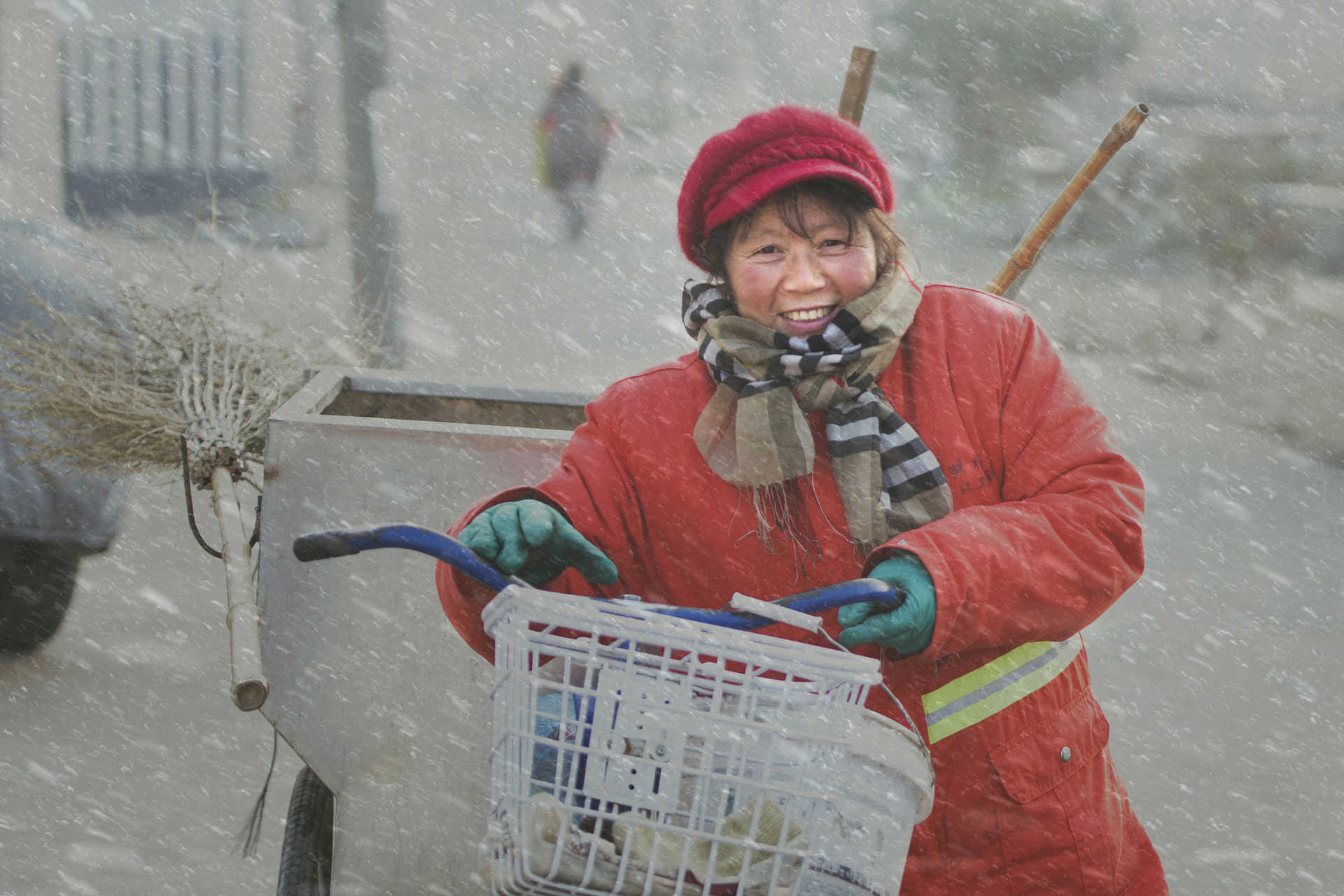 风雪环卫工--2016年1月14日摄于江苏省金湖县。清晨，大雪纷飞，一位环卫工人正顶风冒雪地在工作。.jpg